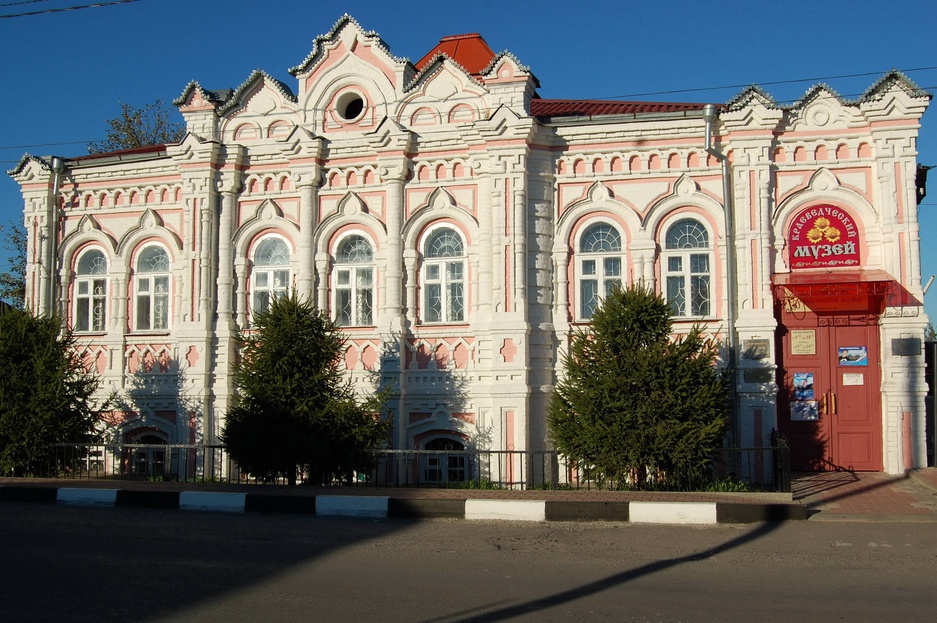 Здание, построенное в псевдо - русском стиле. Образец архитектуры общественного здания (1985 год) Город Алексеевка, ул. Некрасова, 44