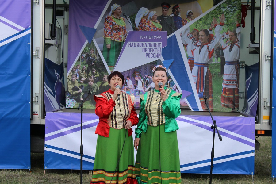 Погода матрено. Концертная программа для учителей в хуторе. Концертная программа для учителей в хуторе на улице. Матрёно-Гезово Алексеевского района Белгородской области. Алексеевка радио.